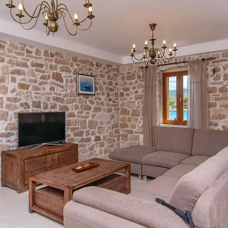 Hébergement de vacances Lovi Te-three Bedroom With Pool And Sea View