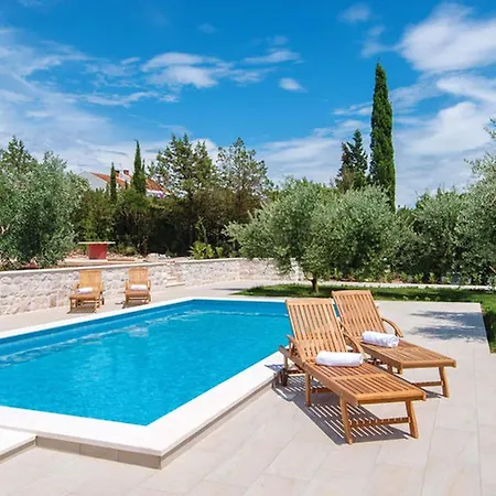 Hébergement de vacances Lovi Te-three Bedroom With Pool And Sea View *