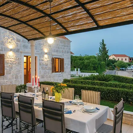 Hébergement de vacances Lovi Te-three Bedroom With Pool And Sea View *