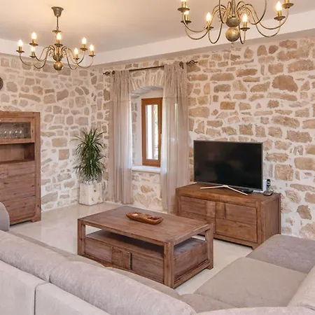 Hébergement de vacances Lovi Te-three Bedroom With Pool And Sea View *