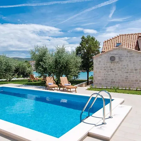 Hébergement de vacances Lovi Te-three Bedroom With Pool And Sea View