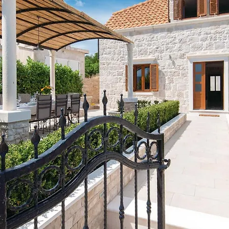 Hébergement de vacances Lovi Te-three Bedroom With Pool And Sea View *