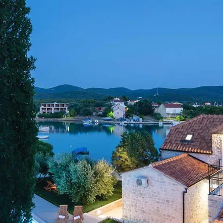 Hébergement de vacances Lovi Te-three Bedroom With Pool And Sea View *