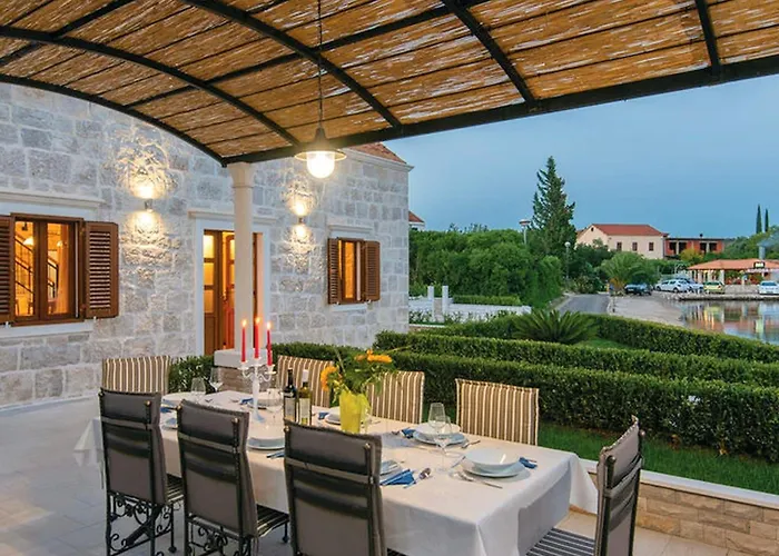 度假居 Lovi Te-three Bedroom With Pool And Sea View *