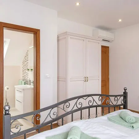 Semesterbostad Lovi Te-three Bedroom With Pool And Sea View