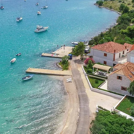 Semesterbostad Lovi Te-three Bedroom With Pool And Sea View Lovište