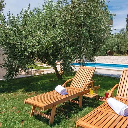 Semesterbostad Lovi Te-three Bedroom With Pool And Sea View Lovište