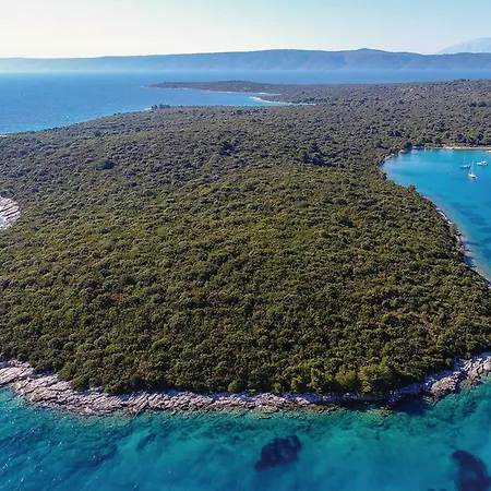 Semesterbostad Lovi Te-three Bedroom With Pool And Sea View Lovište