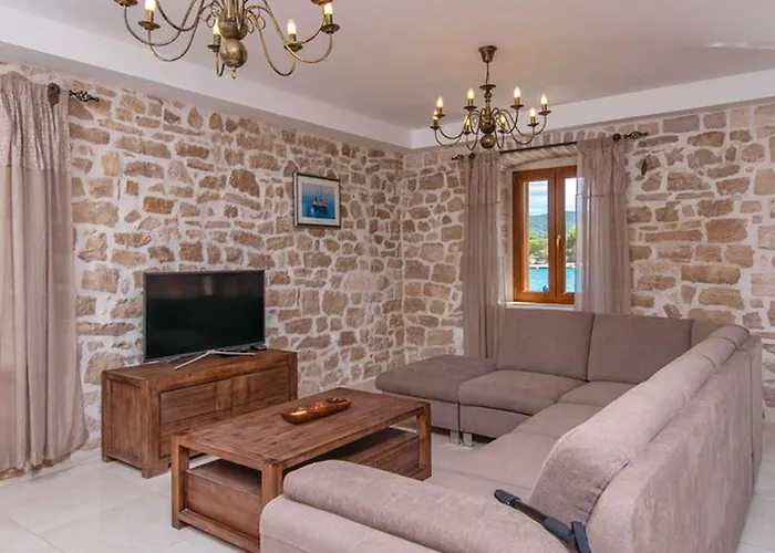 בית נופש Lovi Te-three Bedroom With Pool And Sea View