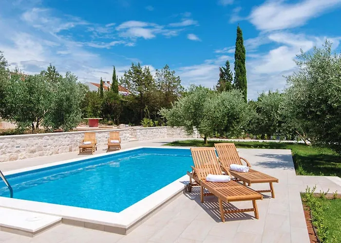 בית נופש Lovi Te-three Bedroom With Pool And Sea View *