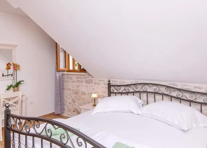 בית נופש Lovi Te-three Bedroom With Pool And Sea View לוביסטה