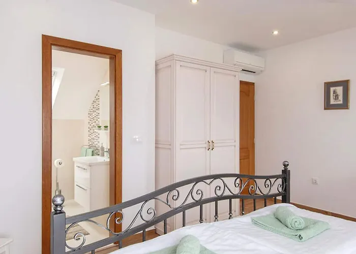 Nyaraló Lovi Te-three Bedroom With Pool And Sea View