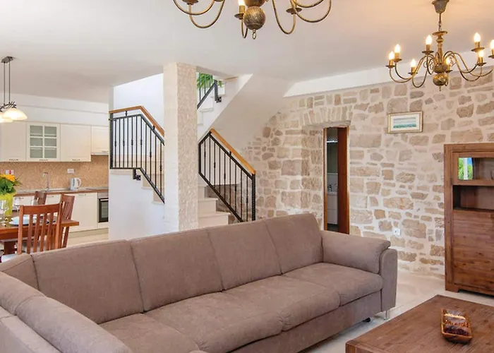 Lovi Te-three Bedroom With Pool And Sea View Nyaraló Lovište