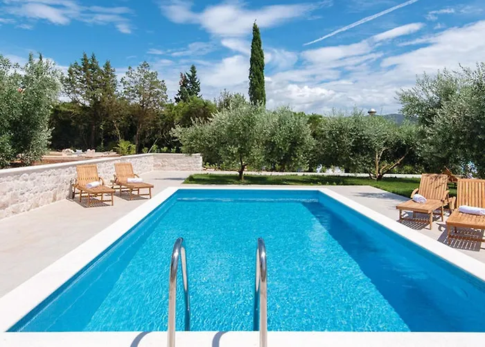 Lovi Te-three Bedroom With Pool And Sea View Nyaraló