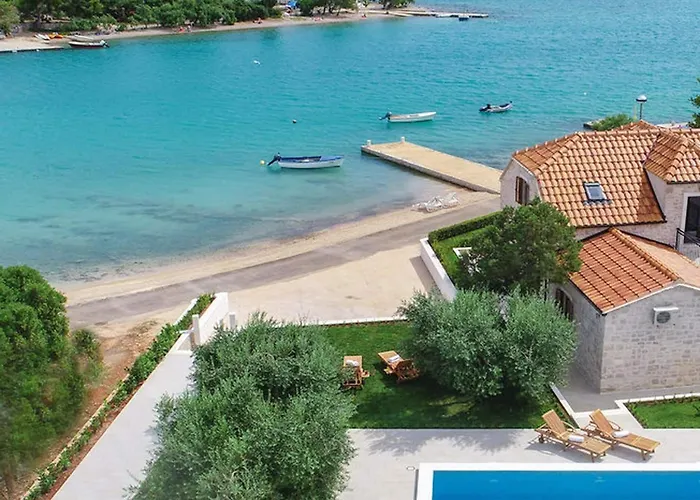 בית נופש Lovi Te-three Bedroom With Pool And Sea View