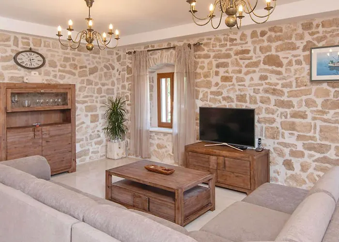 בית נופש Lovi Te-three Bedroom With Pool And Sea View *