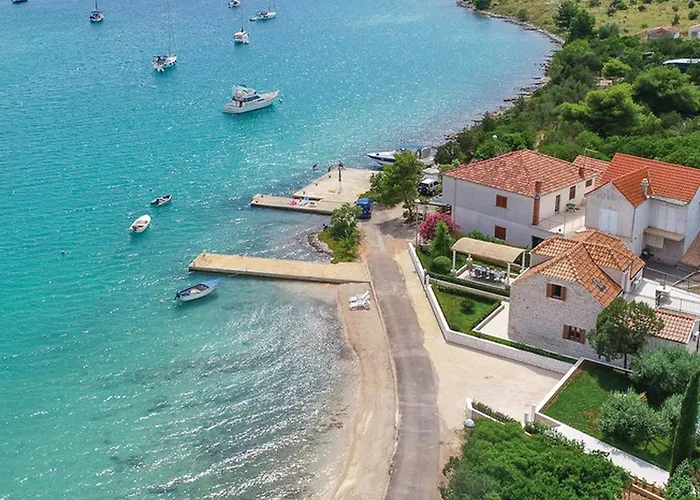 בית נופש Lovi Te-three Bedroom With Pool And Sea View לוביסטה