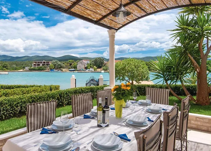 Lovi Te-three Bedroom With Pool And Sea View לוביסטה