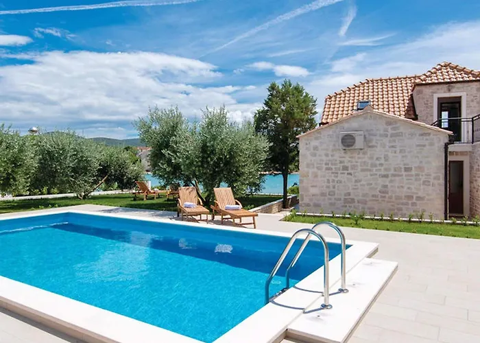 בית נופש Lovi Te-three Bedroom With Pool And Sea View