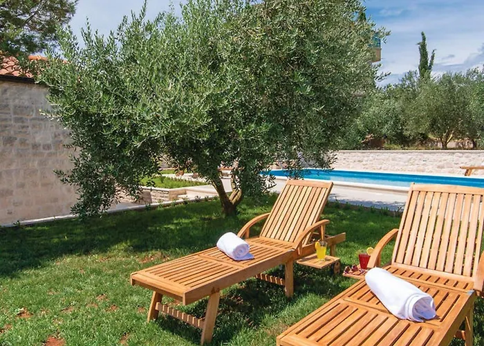 בית נופש Lovi Te-three Bedroom With Pool And Sea View לוביסטה