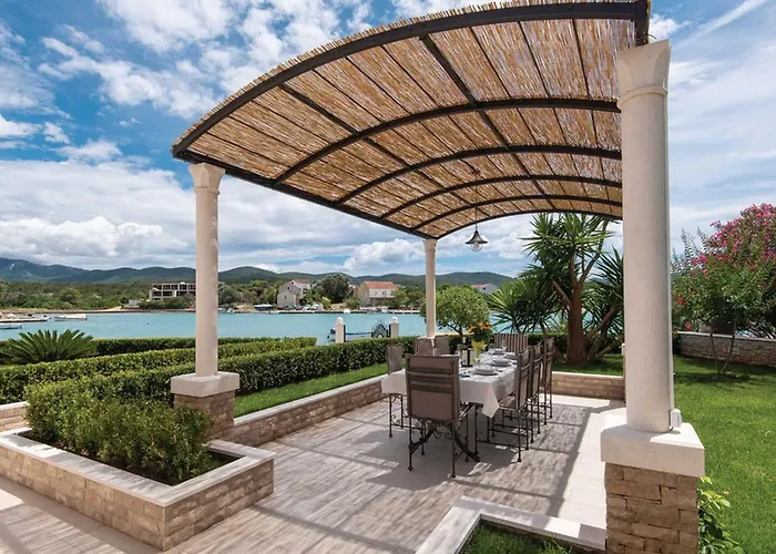 Lovi Te-three Bedroom With Pool And Sea View Nyaraló