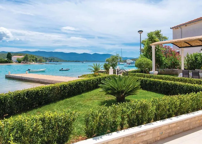 בית נופש Lovi Te-three Bedroom With Pool And Sea View