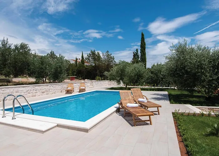 Lovi Te-three Bedroom With Pool And Sea View Nyaraló *